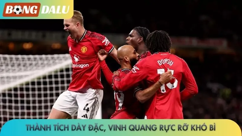 Manchester United - Khán đài Old Trafford bùng nổ trong đêm 3 Thành tích dày đặc, vinh quang rực rỡ khó bì